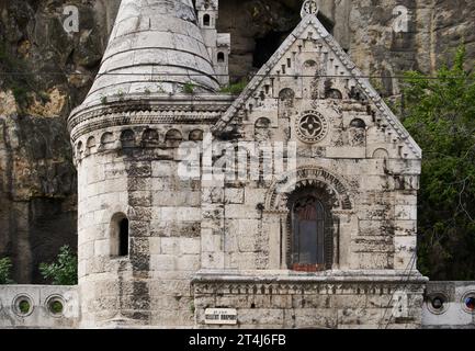 Ingresso alla Grotta del colle Gellert (ungherese: Gellérthegyi-barlang) o alla Grotta di San Ivan (Szent Iván-barlang) sulla collina Gellért. Budapest, Ungheria - 7 milioni Foto Stock