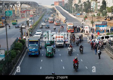 Dacca, Bangladesh - 31 ottobre 2023: Il numero di veicoli sulle strade di Dacca era basso il primo giorno del programma di blocco nazionale di tre giorni di BNP Foto Stock