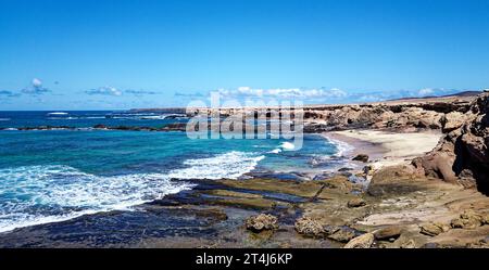 Vista aerea di Playa de los Ojos - Spiaggia di Los Ojos - a El Puerto de la Cruz, Peninsula Jandia, Fuerteventura, Isole Canarie, Spagna - 21.09.2023 Foto Stock