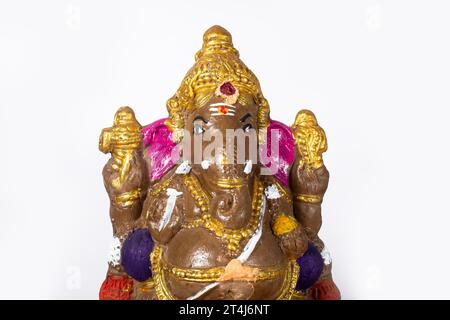 Idolo Ganesh in argilla su sfondo bianco. Foto Stock