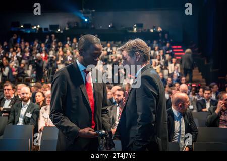 Industriekonferenz 2023 von BMWK und Bündnis für Zukunft der industrie Robert Habeck, Bundeswirtschaftsminister rechts, im Gespräch mit Wally Adeyemo, Vice Segretario del Tesoro degli Stati Uniti - stellvertretender US-FinanzministerIndustriekonferenz 2023 von BMWK und Bündnis für Zukunft der industrie Robert Habeck, Bundeswirtschaftsminister rechts, im Gespräch mit, Wally Adeyemo vice Segretario del Tesoro degli Stati Uniti - stellvertretender US-Finanzminister, Berlin Berlin Deutschland Eventlocation Radialsystem **** Conferenza industriale 2023 di BMWK e Alliance for the Future of industr Foto Stock