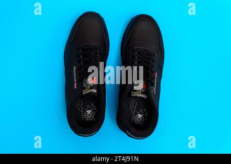 Tyumen, Russia-03 agosto 2023: Sneakers Black Adidas. Multinazionale concentrazione selettiva Foto Stock