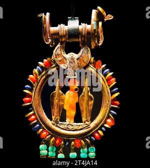 Egitto, Cairo, gioielli Tutankhamon, dalla sua tomba a Luxor: Orecchino che mostra il re e 2 serpenti solari, sotto un falco volante. Foto Stock