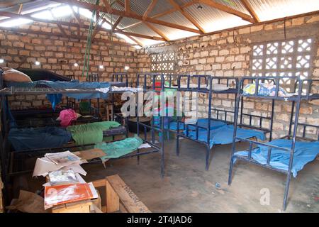 Tsavo Est, Kenya, Africa, 19 agosto 2023, dormitorio di un orfanotrofio in Africa con letti Foto Stock