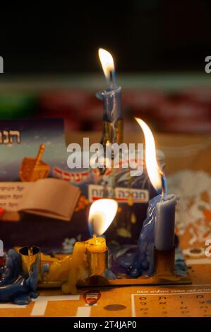 Le candele multicolore di cera Hanukkah bruciano in una menorah durante la celebrazione del festival ebraico delle luci. Foto Stock