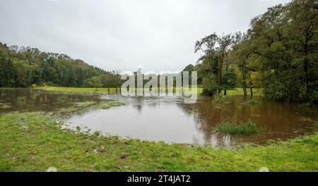 Le principali difese di Pickering contro le inondazioni a monte bloccano l'acqua durante un evento meteorologico nell'ottobre 2023. Foto Stock