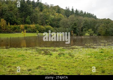 Le principali difese di Pickering contro le inondazioni a monte bloccano l'acqua durante un evento meteorologico nell'ottobre 2023. Foto Stock