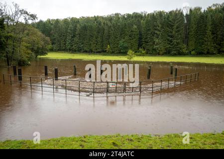 Le principali difese di Pickering contro le inondazioni a monte bloccano l'acqua durante un evento meteorologico nell'ottobre 2023. Foto Stock