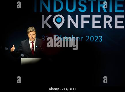 Industriekonferenz 2023: Bundeswirtschaftsminister Robert Habeck B90/die Grünen Europa, Deutschland, Berlino, 31.10.2023: Industriekonferenz 2023 - Bundeswirtschaftsminister Robert Habeck B90/die Grünen hält die Eröffnungsrede. Industriekonferenz 2023 mit hochrangigen Akteurinnen und Akteuren aus dem in- und Ausland, aus industrie, Wirtschaft, Arbeitgeberverbänden, Gewerkschaften und Politik . Gesprächsthemen sind die Herausforderungen fuÌˆr die Transformation und aktuelle industriepolitische Entwicklungen. IM Vordergrund stehen die Handlungsfelder Wettbewerbsfähigkeit, Klimaschutz, Lieferkette Foto Stock