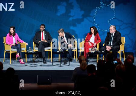 Industriekonferenz 2023: Siegfried Russwurm Yasmin Fahimi Robert Habeck Wally Adeyemo Europa, Deutschland, Berlino, 31.10.2023: V.r.n.l. Industriekonferenz 2023 - Siegfried Russwurm BDI, Yasmin Fahimi DGB, Bundeswirtschaftsminister Robert Habeck B90/die Grünen und Wally Adeyemo US-stellv. Finanzminister. Globaler Wettbewerb um Zukunftstechnologien. Industriekonferenz 2023 mit hochrangigen Akteurinnen und Akteuren aus dem in- und Ausland, aus industrie, Wirtschaft, Arbeitgeberverbänden, Gewerkschaften und Politik . Gesprächsthemen sind die Herausforderungen fuÌˆr die Transformation und aktuel Foto Stock