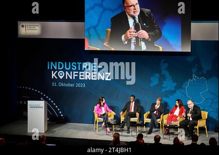 Industriekonferenz 2023: Siegfried Russwurm Yasmin Fahimi Robert Habeck Wally Adeyemo Europa, Deutschland, Berlino, 31.10.2023: V.r.n.l. Industriekonferenz 2023 - Siegfried Russwurm BDI, Yasmin Fahimi DGB, Bundeswirtschaftsminister Robert Habeck B90/die Grünen und Wally Adeyemo US-stellv. Finanzminister. Globaler Wettbewerb um Zukunftstechnologien. Industriekonferenz 2023 mit hochrangigen Akteurinnen und Akteuren aus dem in- und Ausland, aus industrie, Wirtschaft, Arbeitgeberverbänden, Gewerkschaften und Politik . Gesprächsthemen sind die Herausforderungen fuÌˆr die Transformation und aktuel Foto Stock