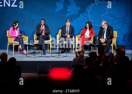 Industriekonferenz 2023: Siegfried Russwurm Yasmin Fahimi Robert Habeck Wally Adeyemo Europa, Deutschland, Berlino, 31.10.2023: V.r.n.l. Industriekonferenz 2023 - Siegfried Russwurm BDI, Yasmin Fahimi DGB, Bundeswirtschaftsminister Robert Habeck B90/die Grünen und Wally Adeyemo US-stellv. Finanzminister. Globaler Wettbewerb um Zukunftstechnologien. Industriekonferenz 2023 mit hochrangigen Akteurinnen und Akteuren aus dem in- und Ausland, aus industrie, Wirtschaft, Arbeitgeberverbänden, Gewerkschaften und Politik . Gesprächsthemen sind die Herausforderungen fuÌˆr die Transformation und aktuel Foto Stock