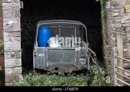 Land Rover della vecchia serie 2 abbandonata in un fienile agricolo. Cumbria, Regno Unito. Foto Stock