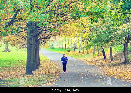 Glasgow, Scozia, Regno Unito. 31 ottobre 2023. Tempo nel Regno Unito: La giornata degli autunni soleggiati ha visto un gran numero di colori nel parco kelvingrove per halloween . Credit Gerard Ferry/Alamy Live News Foto Stock