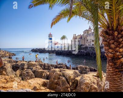 Il faro di Santa Marta su una piccola area di nuoto al largo dell'Oceano Atlantico a Cascais in Portogallo Foto Stock