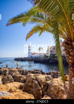 Il faro di Santa Marta su una piccola area di nuoto al largo dell'Oceano Atlantico a Cascais in Portogallo Foto Stock