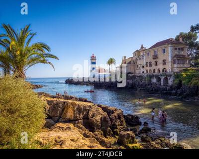 Il faro di Santa Marta su una piccola area di nuoto al largo dell'Oceano Atlantico a Cascais in Portogallo Foto Stock