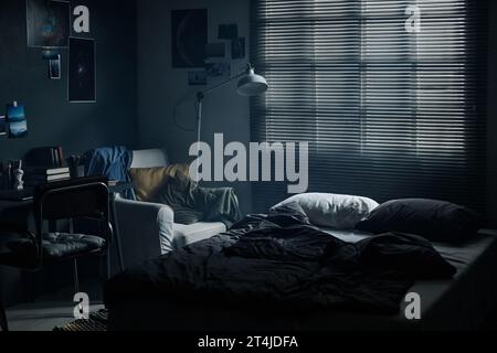 Parte di spaziosa camera da letto con letto matrimoniale in piedi da una grande finestra coperta da veneziane accanto a poltrona, lampada e sedia Foto Stock