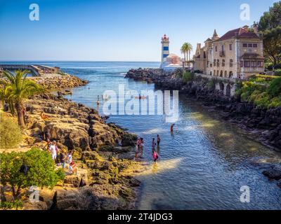 Il faro di Santa Marta su una piccola area di nuoto al largo dell'Oceano Atlantico a Cascais in Portogallo Foto Stock