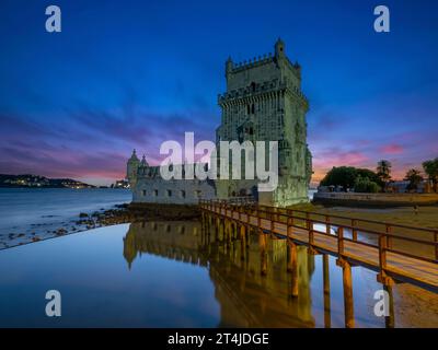 Torre di Belém sul fiume Tago costruita tra il 1514 e il 1520 nella parrocchia di Santa Maria de Belém, comune di Lisbona Portogallo Foto Stock