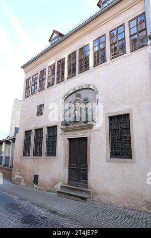 Lutherstadt Eisleben, Germania. 31 ottobre 2023. Vista del luogo di nascita di Martin Lutero nel centro della città. Il giorno della riforma, i visitatori sono stati guidati attraverso il luogo di nascita del riformatore da un impersonatore di Lutero. Credito: Sebastian Willnow/dpa/Alamy Live News Foto Stock