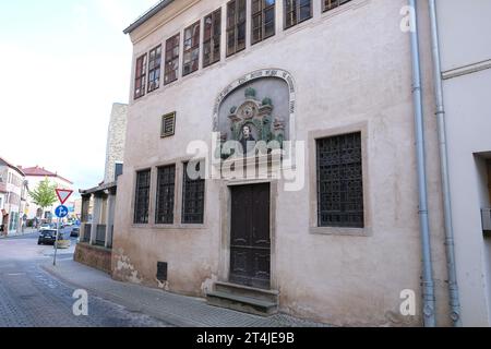 Lutherstadt Eisleben, Germania. 31 ottobre 2023. Vista del luogo di nascita di Martin Lutero nel centro della città. Il giorno della riforma, i visitatori sono stati guidati attraverso il luogo di nascita del riformatore da un impersonatore di Lutero. Credito: Sebastian Willnow/dpa/Alamy Live News Foto Stock