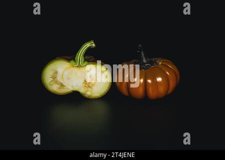 Inside Out: Heart of the Ornamental Eggplant svelato da Raju C Reddy Foto Stock