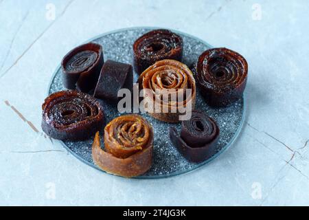 Pastiglie di frutta, patatine di frutti di bosco, pancake di mele, delizioso dessert solido di diversi tipi di frutta, frutta secca e frutti di bosco Foto Stock