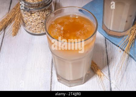 Orzo ghiacciato orzo orzo orzo orzo caffè latte, bevanda alternativa di caffè freddo con ghiaccio tritato e latte non latticini Foto Stock