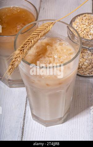 Orzo ghiacciato orzo orzo orzo orzo caffè latte, bevanda alternativa di caffè freddo con ghiaccio tritato e latte non latticini Foto Stock