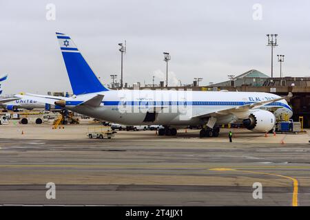 30 ottobre 2023 EWR Airport Newark NJ USA. C'è un aereo della Israeli Airlines che si prepara al decollo nel terminal dell'EWR Newark International Airport Foto Stock
