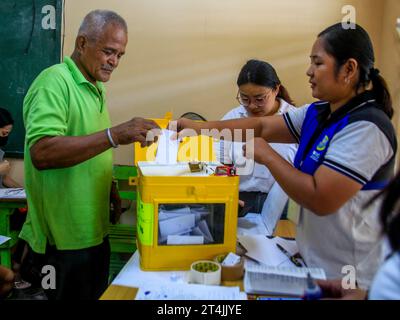 Quezon City, Filippine. 30 ottobre 2023. Le elezioni di Barangay e Sangguniang Kabataan nelle Filippine sono previste per oggi, 30 ottobre 2023. Il barangay è la più piccola divisione amministrativa del paese. Oggi, i filippini si recheranno in vari seggi elettorali per eleggere il loro candidato prescelto. (Foto di EDD Castro/Pacific Press/Sipa USA) credito: SIPA USA/Alamy Live News Foto Stock