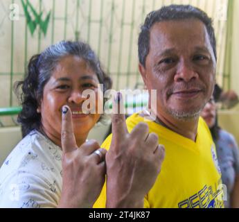 Quezon City, Filippine. 30 ottobre 2023. Le elezioni di Barangay e Sangguniang Kabataan nelle Filippine sono previste per oggi, 30 ottobre 2023. Il barangay è la più piccola divisione amministrativa del paese. Oggi, i filippini si recheranno in vari seggi elettorali per eleggere i loro candidati scelti. (Foto di EDD Castro/Pacific Press/Sipa USA) credito: SIPA USA/Alamy Live News Foto Stock