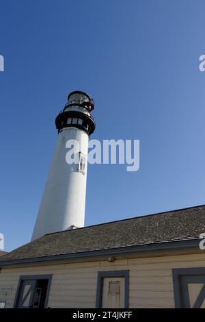 Arroccato su una scogliera sulla costa della California centrale, il faro di Pigeon Point, alto 115 metri, è uno dei fari più alti d'America.Pescadero Foto Stock