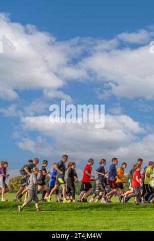 HARROGATE, YORKSHIRE, REGNO UNITO - 30 SETTEMBRE 2023. Un gruppo di persone di diverse età e abilità che corrono insieme a un evento del Parkrun nel Regno Unito in un parco Foto Stock