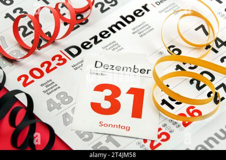 Deutscher Kalender Silvester 31. Dezember 2023 mit Dekoration schwarz rot Gold Deutschland Foto Stock