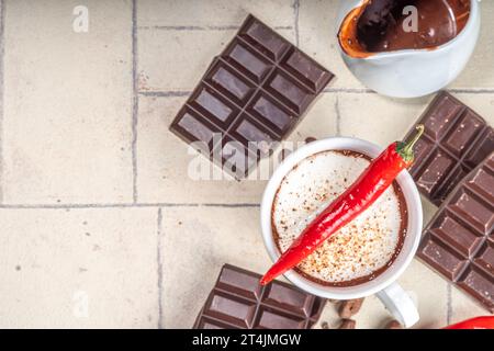 Vacanza fatta in casa piccante messicano Hot Chocolate, cioccolata calda bevanda di cacao con panna montata rosso peperoncino spazio copia Foto Stock