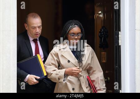 Londra, Regno Unito. 31 ottobre 2023. Chris Heaton-Harris, Segretario di Stato per l'Irlanda del Nord e, Kemi Badenoch, Segretario di Stato per gli affari e il commercio congedano dopo la riunione del Gabinetto. Crediti: Uwe Deffner/Alamy Live News Foto Stock