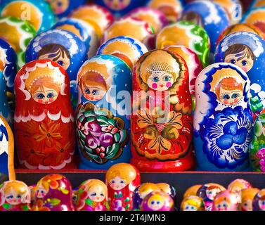 Russian Nesting Dolls in un mercato a Mosca, in Russia Foto Stock