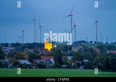 Parco eolico sopra la città di Lichtenau, autoproclamata città energetica, case con impianti fotovoltaici sui tetti, distretto di Paderborn, OWL, A NRW, Ger Foto Stock