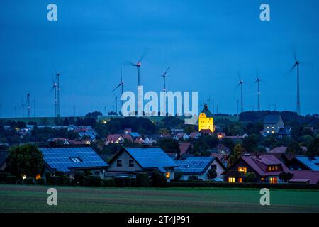 Parco eolico sopra la città di Lichtenau, autoproclamata città energetica, case con impianti fotovoltaici sui tetti, distretto di Paderborn, OWL, A NRW, Ger Foto Stock