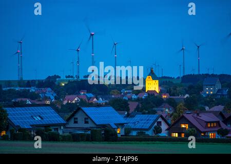 Parco eolico sopra la città di Lichtenau, autoproclamata città energetica, case con impianti fotovoltaici sui tetti, distretto di Paderborn, OWL, A NRW, Ger Foto Stock