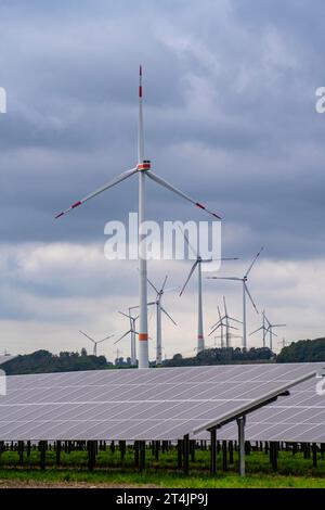 Parco eolico e grande impianto fotovoltaico, a nord-est di Bad Wünnenberg, vicino al villaggio di Elisenhof, sull'autostrada A44, NRW, Germania Foto Stock