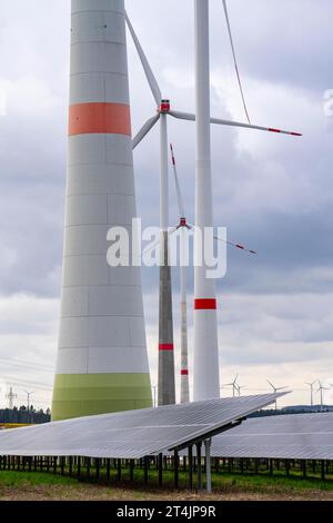 Parco eolico e grande impianto fotovoltaico, a nord-est di Bad Wünnenberg, vicino al villaggio di Elisenhof, sull'autostrada A44, NRW, Germania Foto Stock