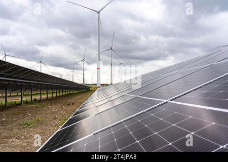 Parco eolico e grande impianto fotovoltaico, a nord-est di Bad Wünnenberg, vicino al villaggio di Elisenhof, sull'autostrada A44, NRW, Germania Foto Stock