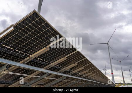 Parco eolico e grande impianto fotovoltaico, a nord-est di Bad Wünnenberg, vicino al villaggio di Elisenhof, sull'autostrada A44, NRW, Germania Foto Stock