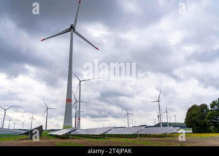 Parco eolico e grande impianto fotovoltaico, a nord-est di Bad Wünnenberg, vicino al villaggio di Elisenhof, sull'autostrada A44, NRW, Germania Foto Stock