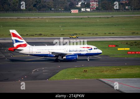 Flughafen Düsseldorf, Flieger auf dem Taxiway, British Airways Airbus A319-100, G-EUPZ Luftverkehr DUS *** aeroporto di Dusseldorf, aereo sulla pista di rullaggio, British Airways Airbus A319 100, G EUPZ Luftverkehr DUS credito: Imago/Alamy Live News Foto Stock