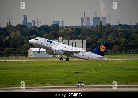 Flughafen Düsseldorf, Flieger beim Start, von der Hauptbahn, Lufthansa Airbus A319-100, D-AIBA, im Hintergrund die Industriekulisse von Duisburg, HKM Stahlwerk, Luftverkehr DUS *** Aeroporto di Dusseldorf, decollo degli aerei, dalla pista principale, Lufthansa Airbus A319 100, D AIBA, sullo sfondo lo scenario industriale di Duisburg, acciaieria HKM, traffico aereo DUS credito: Imago/Alamy Live News Foto Stock