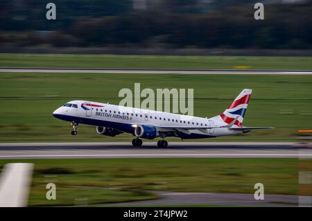 Flughafen Düsseldorf, Flieger beim Start, von der Hauptbahn, British Airways Embraer ERJ-190, G-LCYS Luftverkehr DUS *** Dusseldorf Airport, Aircraft decollo, dalla pista principale, British Airways Embraer ERJ 190, G LCYS air traffic DUS Credit: Imago/Alamy Live News Foto Stock